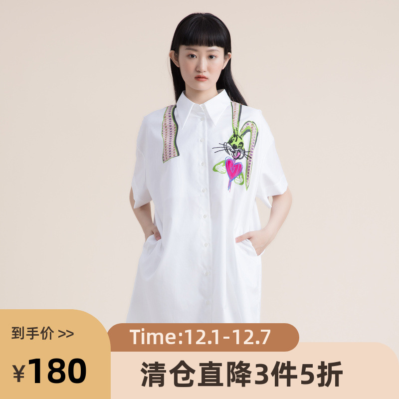 宽松衬衣舒适包容性强，后幅复古拼接元素