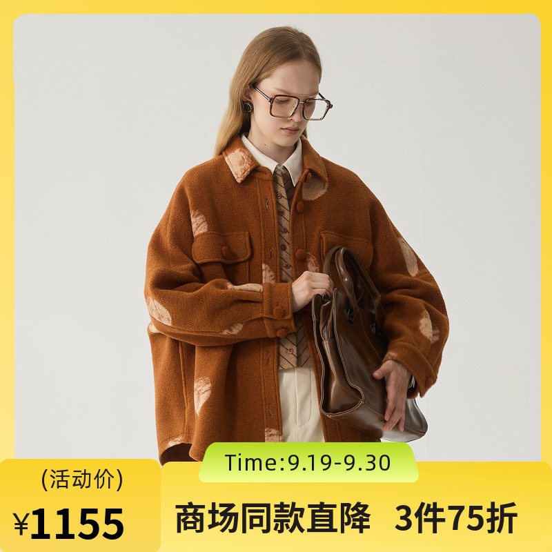 驼茸色花肌理感呢料大衣，斑驳波点印花