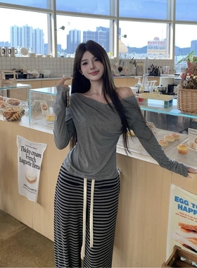 纯欲风灰色露肩长袖T恤女秋季修身收腰内搭辣妹chic显瘦打底上衣