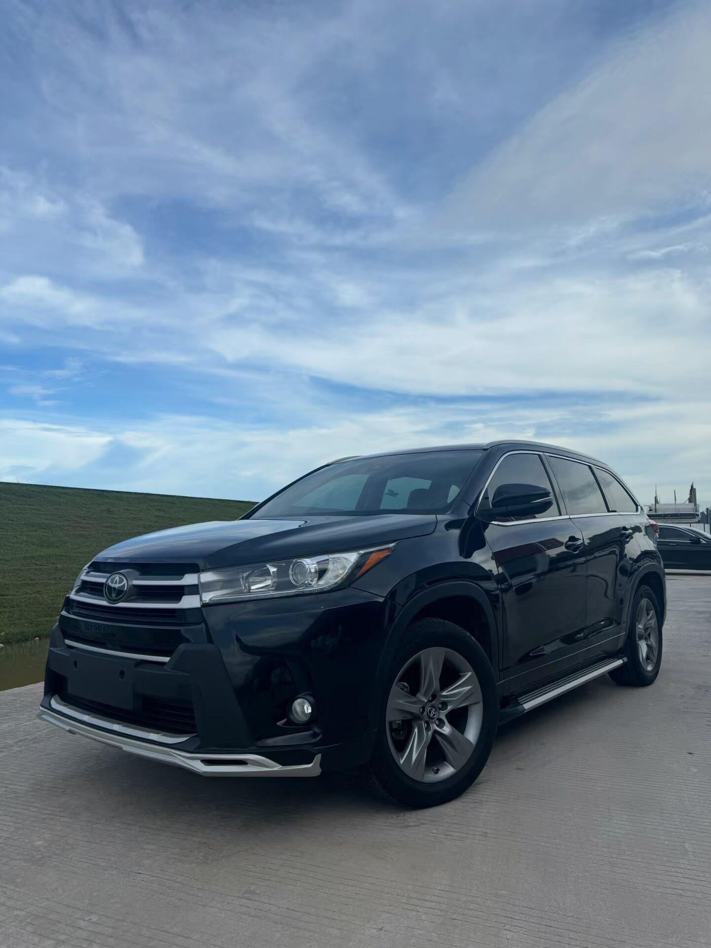 Used 2018 Toyota Highlander black exterior