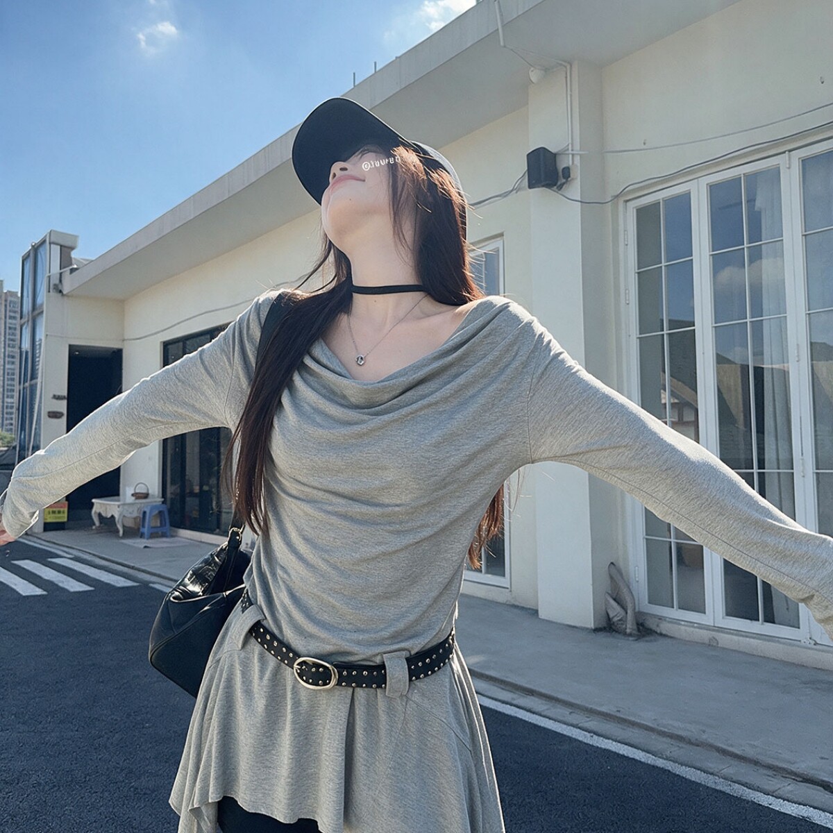 实拍秋季中长款气质一字领露肩t恤上衣女独特漂亮不规则下摆长袖