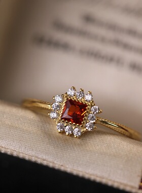 法国Coss KoKo新款红酒小方糖小众设计 轻奢戒指高级感复古红法