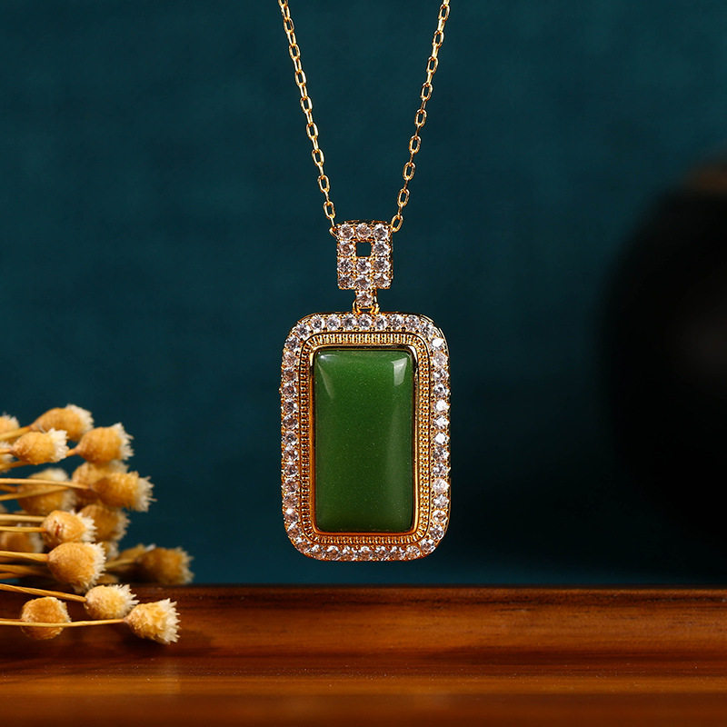 2025秋冬季新配饰高保色铜镀金祖母绿仿和田玉碧玉无事牌锁骨项链