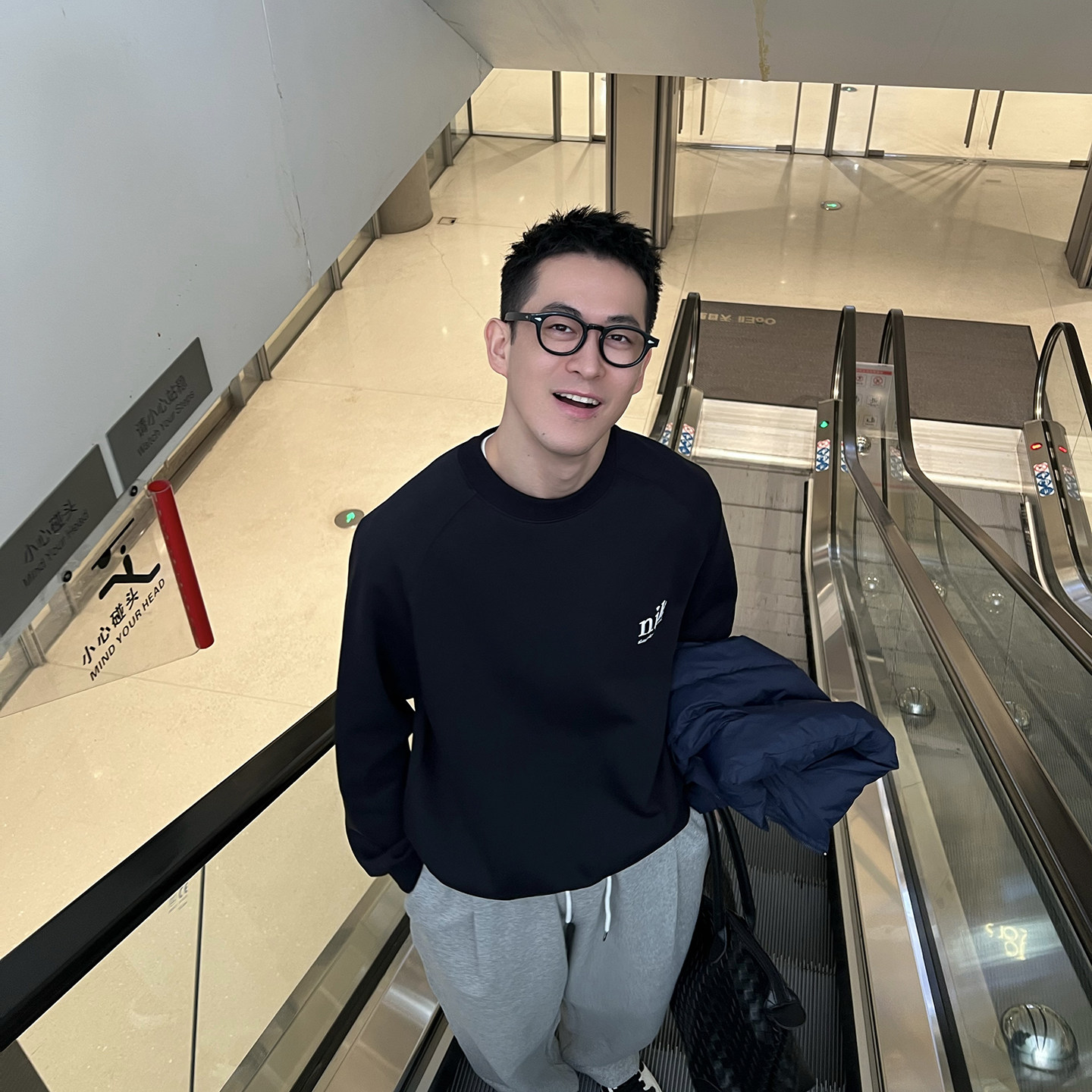 Nick Tian 深蓝色极简风字母刺绣圆领卫衣男秋冬新款宽松套头上衣