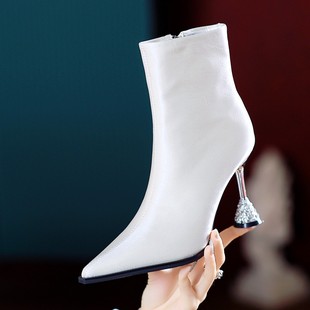法式优雅米色短靴女秋冬新款高跟瘦瘦靴真皮尖头水钻酒杯跟时装靴