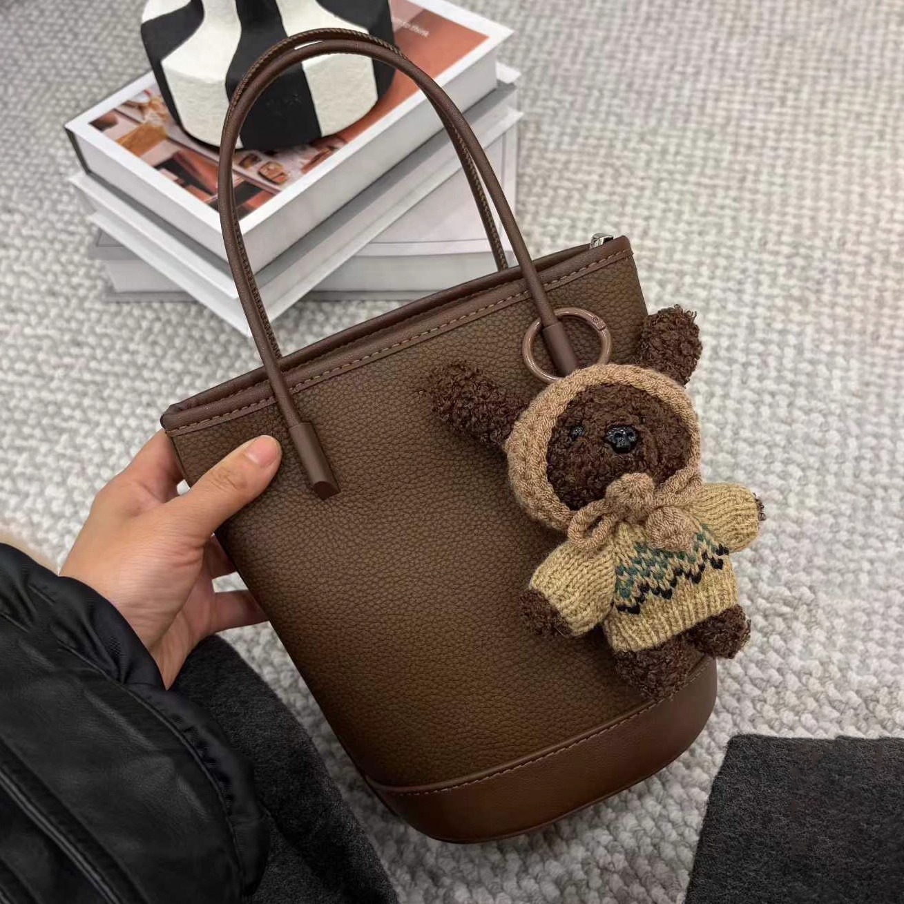 2025新款轻奢时尚复古软皮手提包简约休闲水桶包百搭单肩斜挎包包