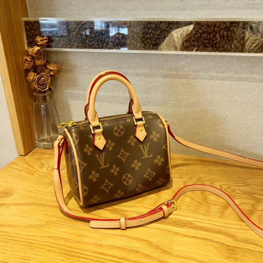 lvey高级感2026新款女包老花波士顿枕头包中古百搭单肩斜挎枕头包