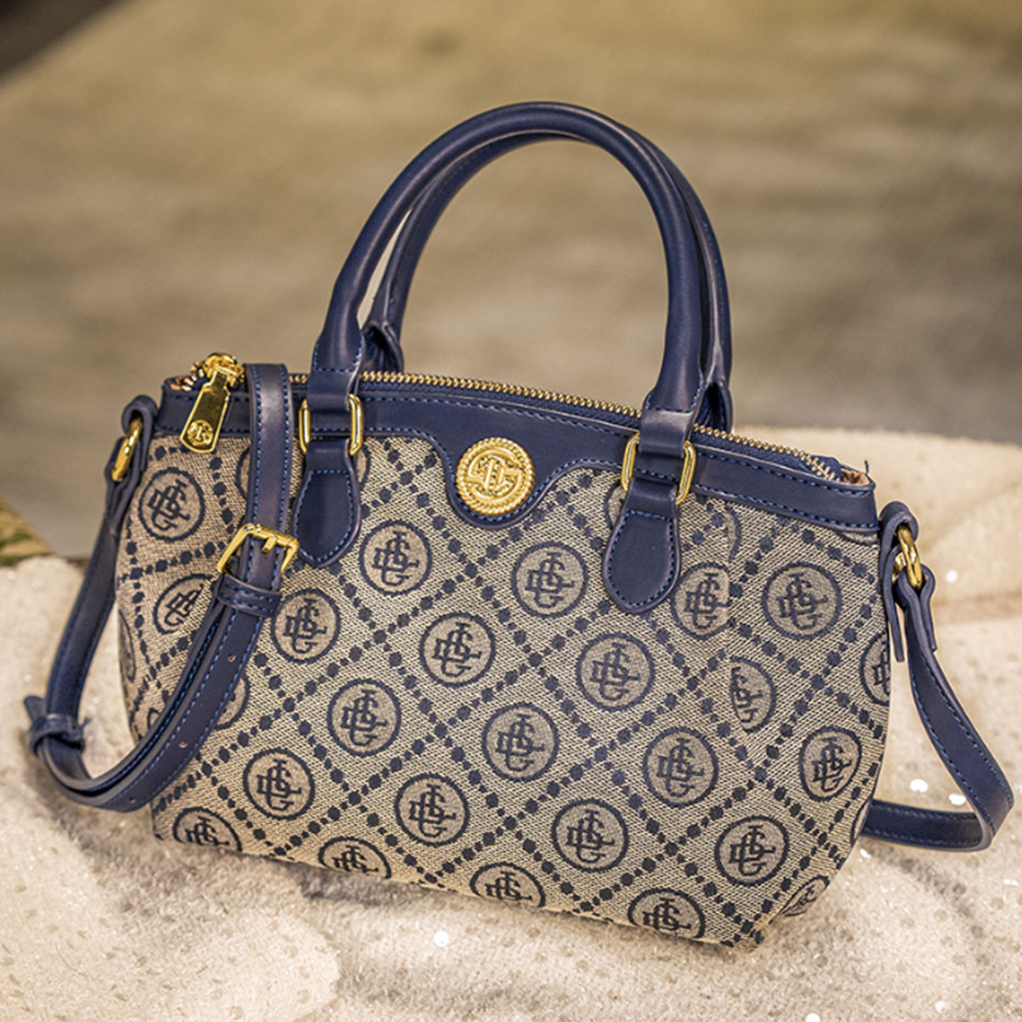 正品刺绣饺子包轻便多隔层