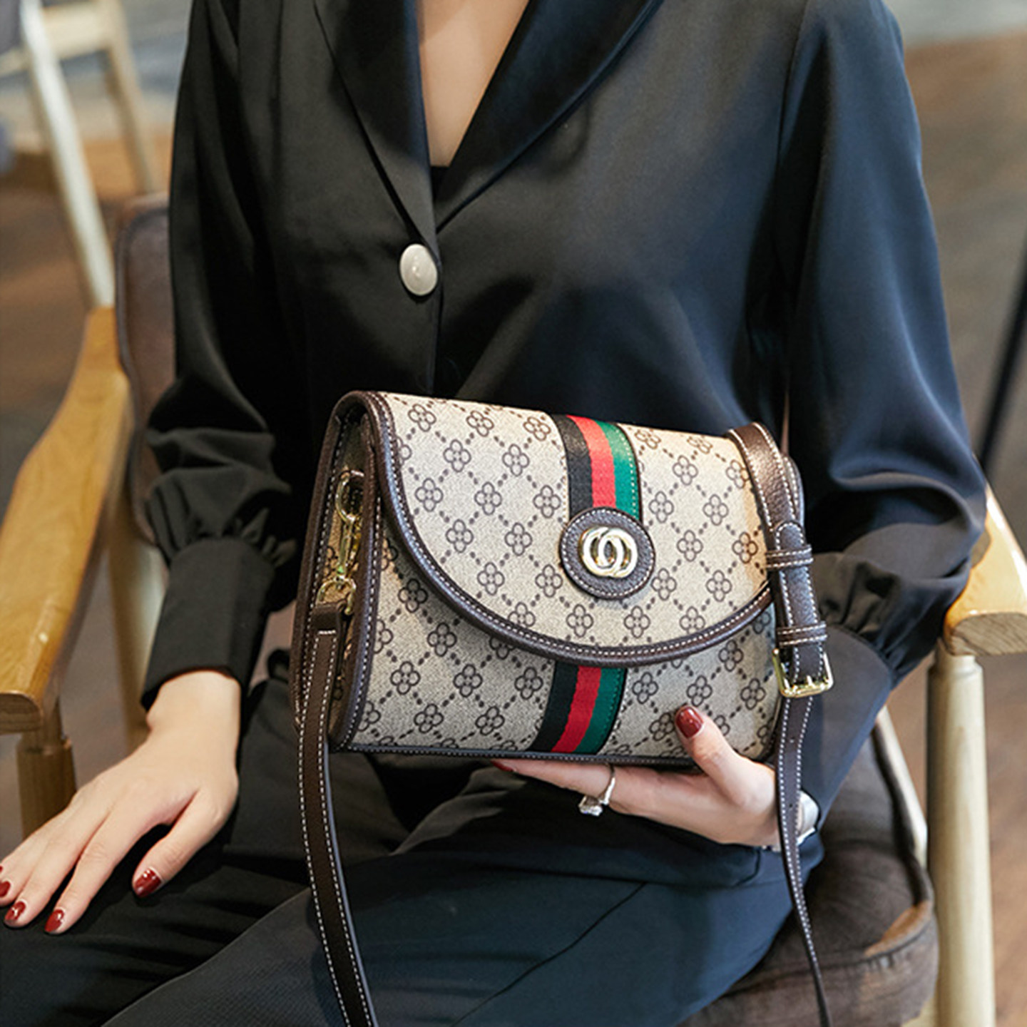 英伦风小方包女2025新款复古单肩斜挎包百搭时尚女包高级感信封包