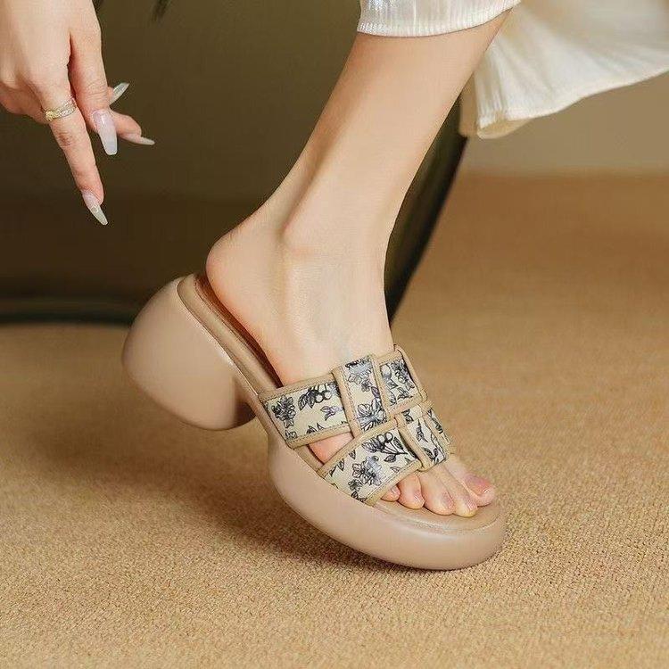 复古一字型凉拖粗跟松糕杏色露趾凉鞋夏季时尚外穿厚底绣花女拖鞋