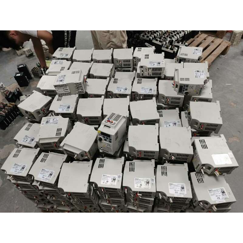 拍前询价：台达400W变频器VFD004L21A成色漂亮功能包好