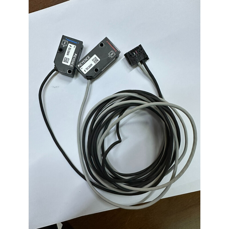 拍前询价：全新无包基恩士 LV-NH100激光传感器 实物图片全新原装