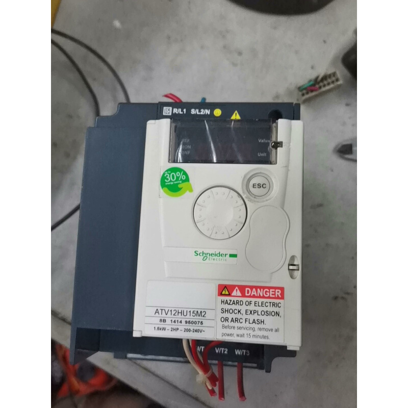 拍前询价：施耐德atv12hu15m2 1.5kw，只安装未使用，有尘