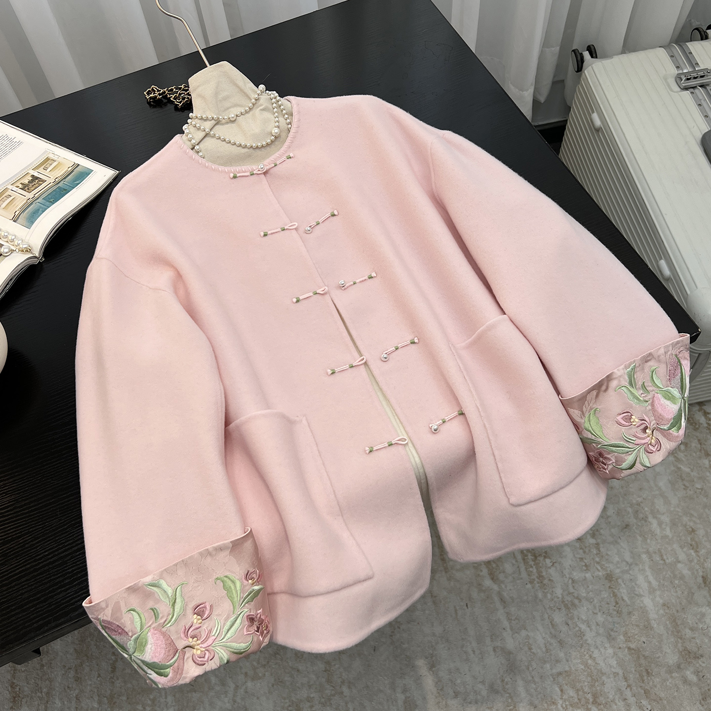 新中式粉色盘扣刺绣袖口短外套