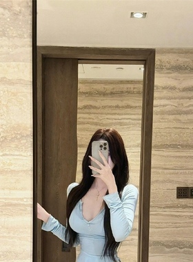 浅蓝色辣妹纯欲性感纽扣V领长袖T恤女秋季紧身掐腰显身材打底上衣