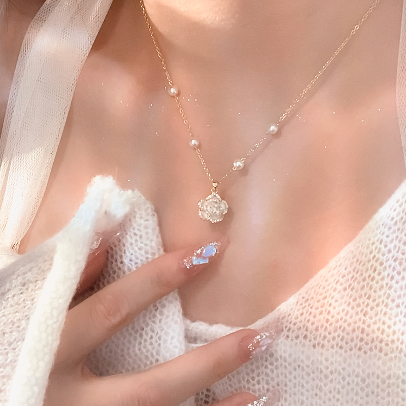 山茶花珍珠项链轻奢小众锁骨链项链女款新款珍珠颈链吊坠配饰