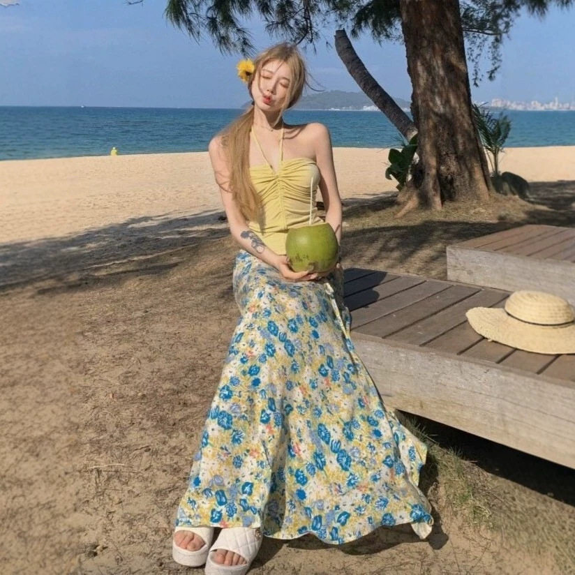 夏季海边度假女挂脖碎花两件套