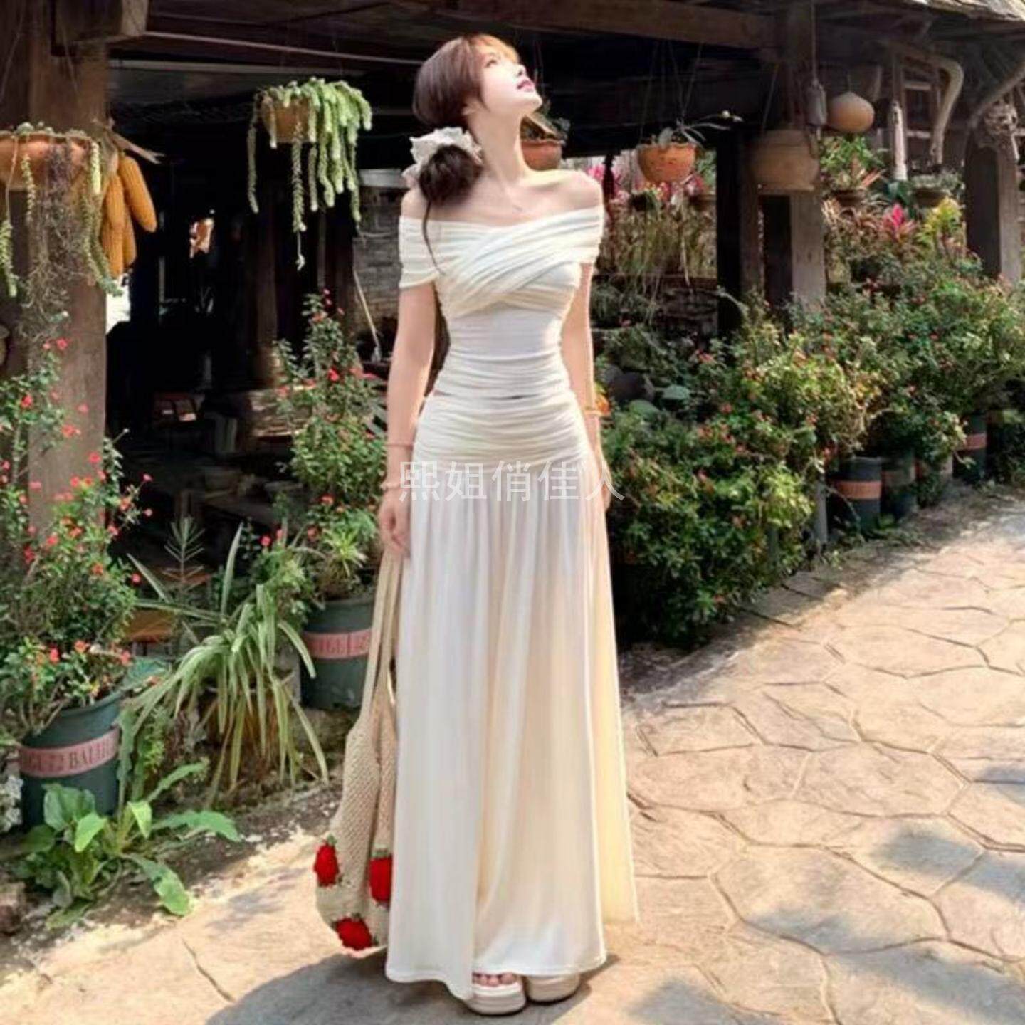法式白色一字肩针织上衣配温柔