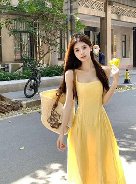 法式小个子黄色吊带连衣裙女装夏季新款收腰气质长裙海边度假裙子
