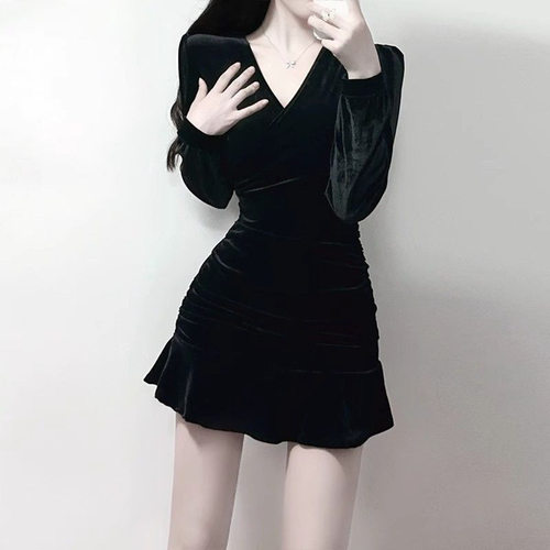 小个子连衣裙秋冬新款高级感生日礼服裙御姐穿搭显身材短款小黑裙