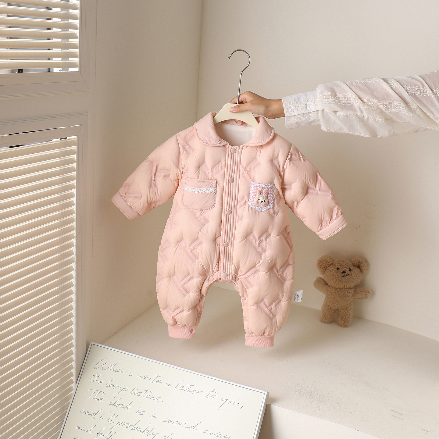 婴儿羽绒服连体衣秋冬季男女宝宝衣服外出轻薄保暖小月龄冬装哈衣