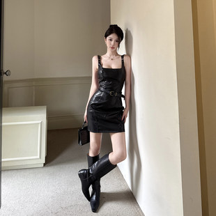 GirlsAt18 性感辣妹风黑色吊带连衣裙女秋季高级感显瘦内搭PU皮裙