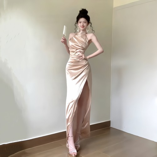 性感缎面挂脖修身礼服裙