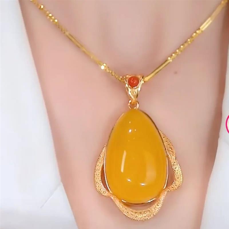 梦诚优选鸡油黄水滴项链合金海洋之心复古吊坠女轻奢高级感锁骨链