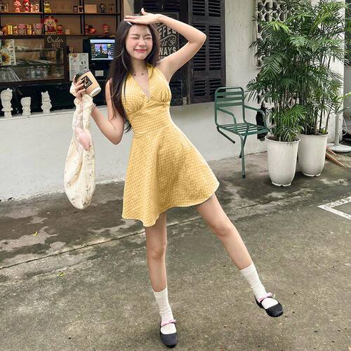 性感修身露背挂领连衣裙