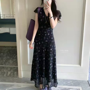 黑色巨好看蕾丝碎花吊带连衣裙女26初夏季收腰度假波点法式长裙子