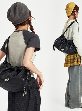 VAOPER喂牌抽绳褶皱斜挎包女大容量上班通勤单肩包小众PU轻便包包