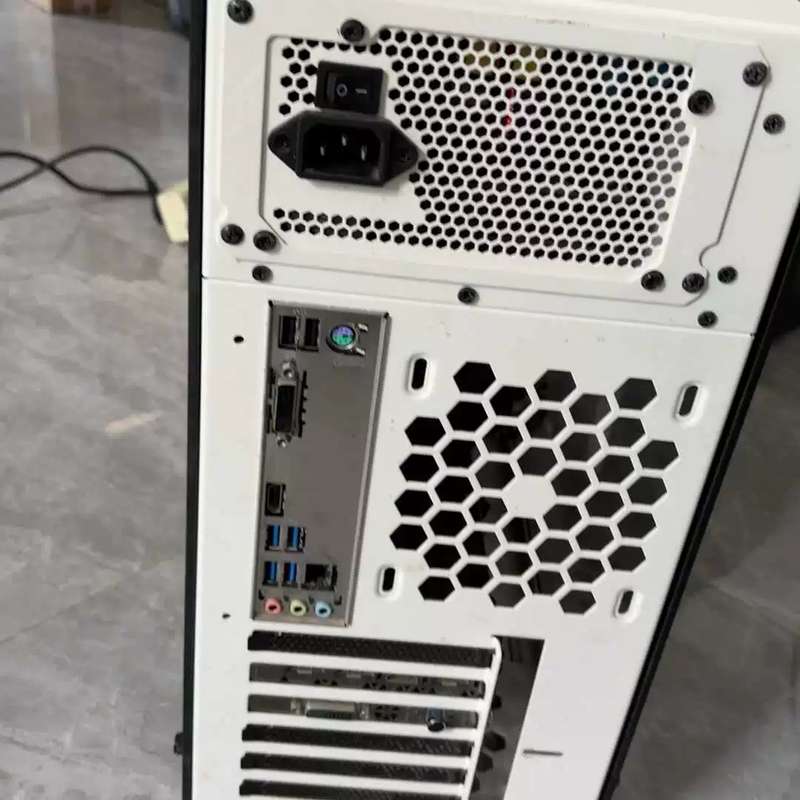 议价JONSBO白色主机，i7-8700K六核，海盗船16G D