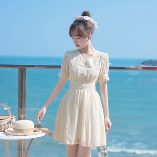 2026新款夏款法式裙子小个子短袖杏色休闲收腰女士V领连衣裙女夏
