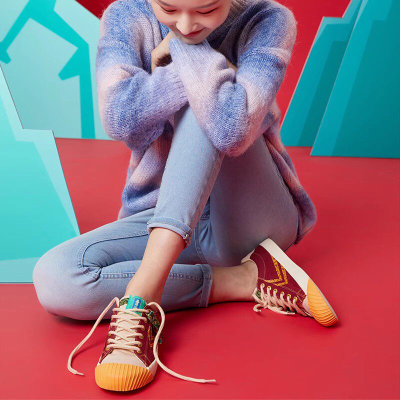 飞跃上新了故宫联名款帆布鞋