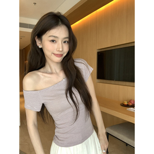 气质短款 t恤女修身 针织露肩上衣 斜肩条纹短袖 pusumede美到开挂