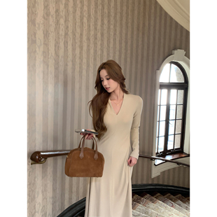 pusumede摩登律动 法式V领长袖连衣裙女简约修身垂感打底针织长裙