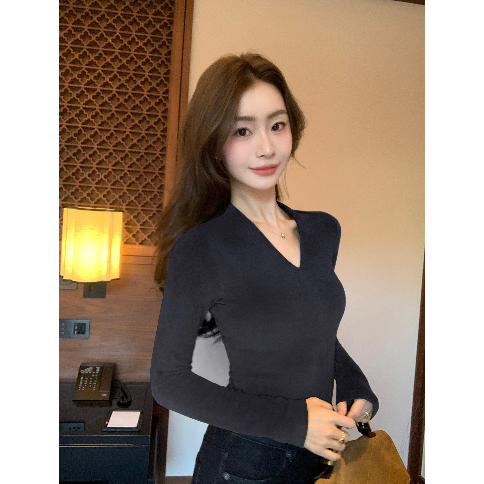 pusumede 悸动定格 极简V领正肩长袖t恤女修身抓绒内搭打底针织衫