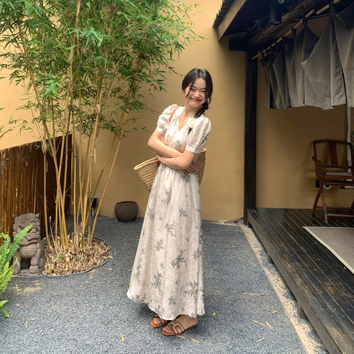 V领设计A摆连衣裙女泡泡袖