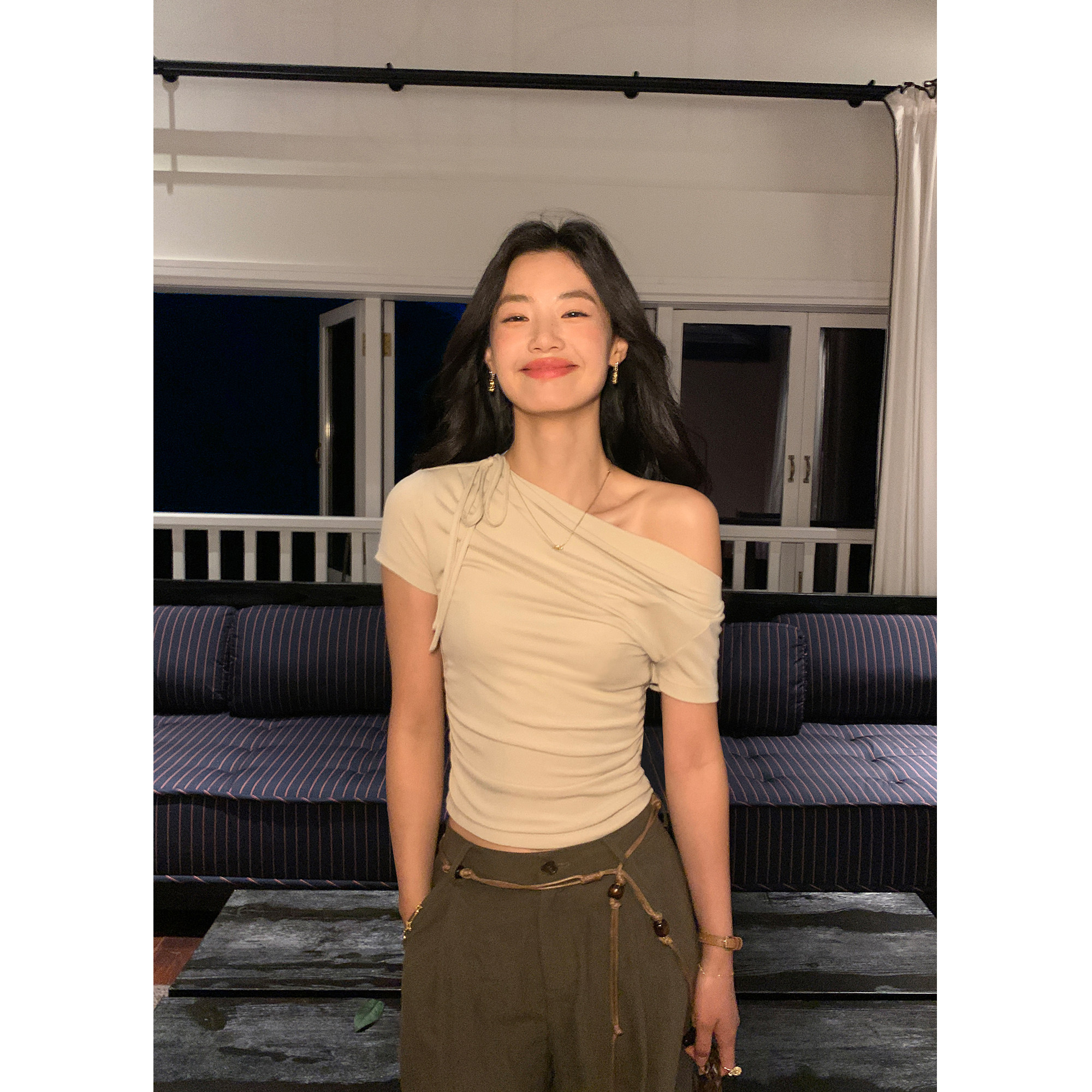 pusumede神仙出品 斜肩短袖t恤女简约绑带设计感修身气质露肩上衣