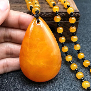 厂家批发景区仿老蜜蜡长款毛衣链时尚鸡油黄琥珀蜜蜡吊坠水滴项链