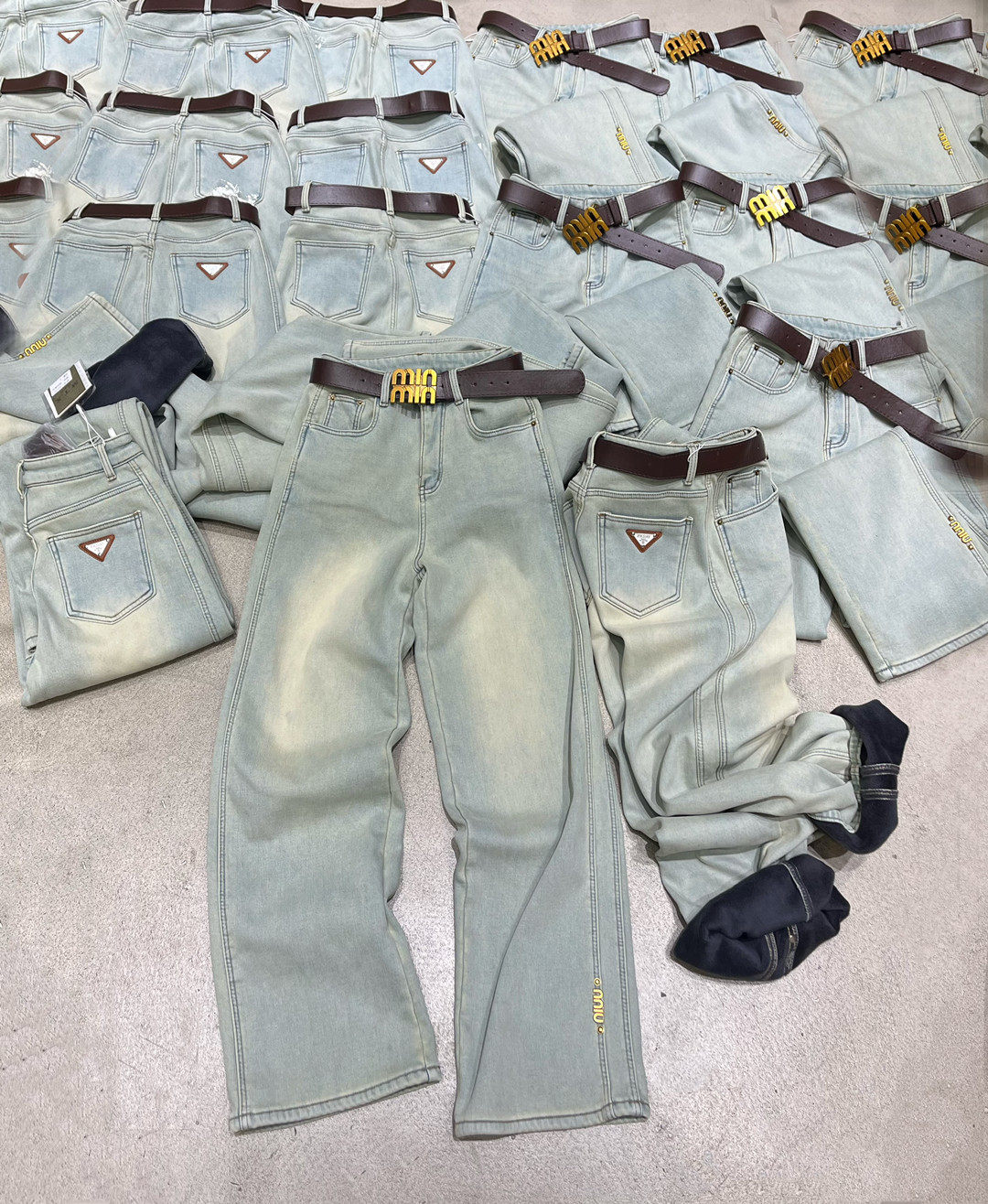 满天星2023冬季欧货高腰加绒牛仔直筒裤女洋气浅色窄版休闲拖地裤
