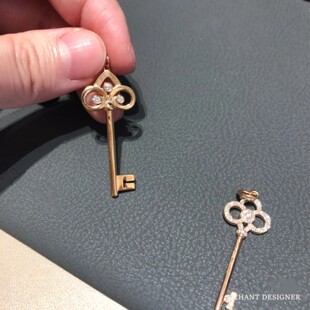 18K金三钻燕尾花钥匙项链 女玫瑰金心冠纯银鸢尾花镶钻毛衣链礼物