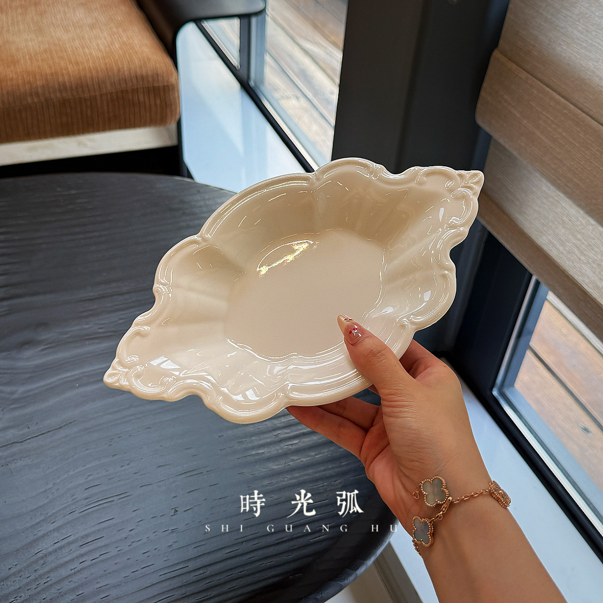 法式浮雕云纹异形椭圆陶瓷盘花边点心水果盘玄关首饰收纳软装瓷盘