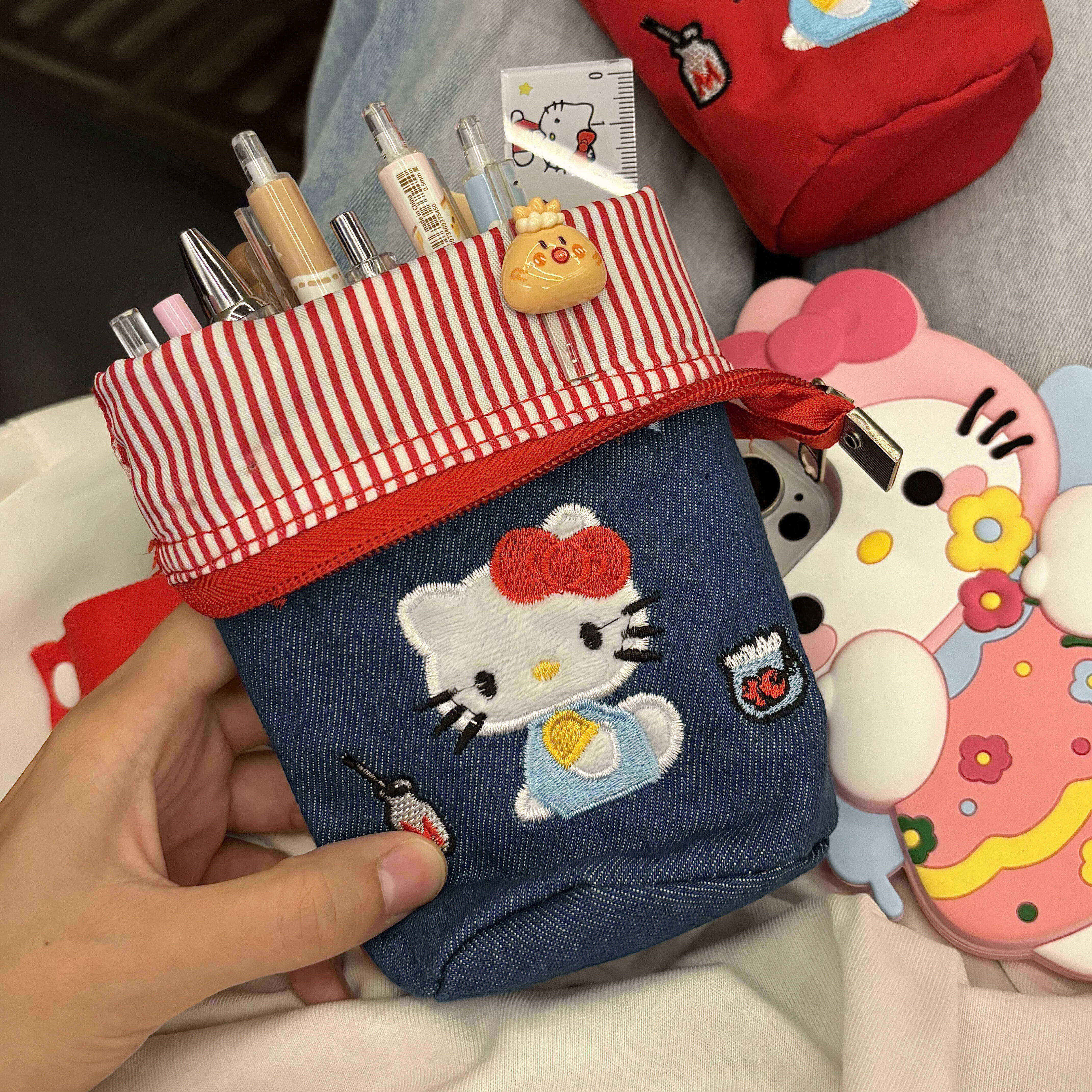 可爱牛仔KT猫刺绣水桶折叠笔袋