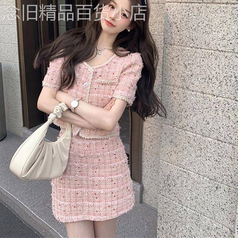 专柜小香风包臀裙套装女2026年夏季新款单排扣上衣粉色短裙两件套