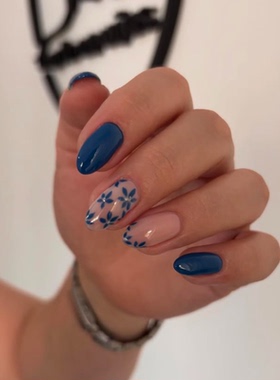 高级简约蓝色花朵海莉纯手工穿戴甲气质显白杏仁美甲中长款甲片
