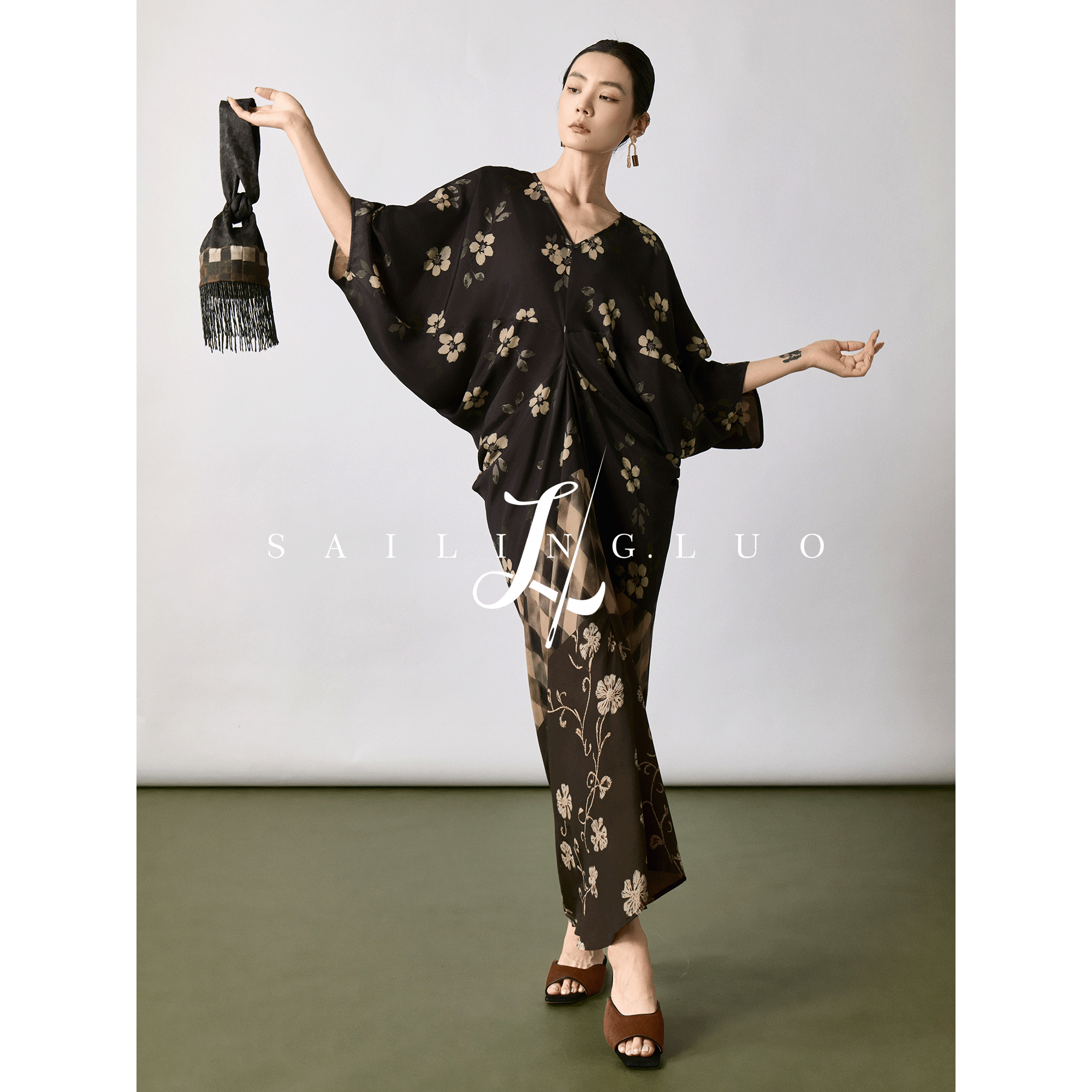 SailingLUO/26夏V领蝙蝠袖收褶连衣裙花卉拼接复古宽松显瘦长裙