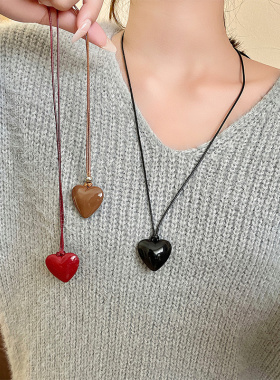安可拉红爱心项链女2024新款小众项圈吊坠秋冬高级感毛衣链配饰品