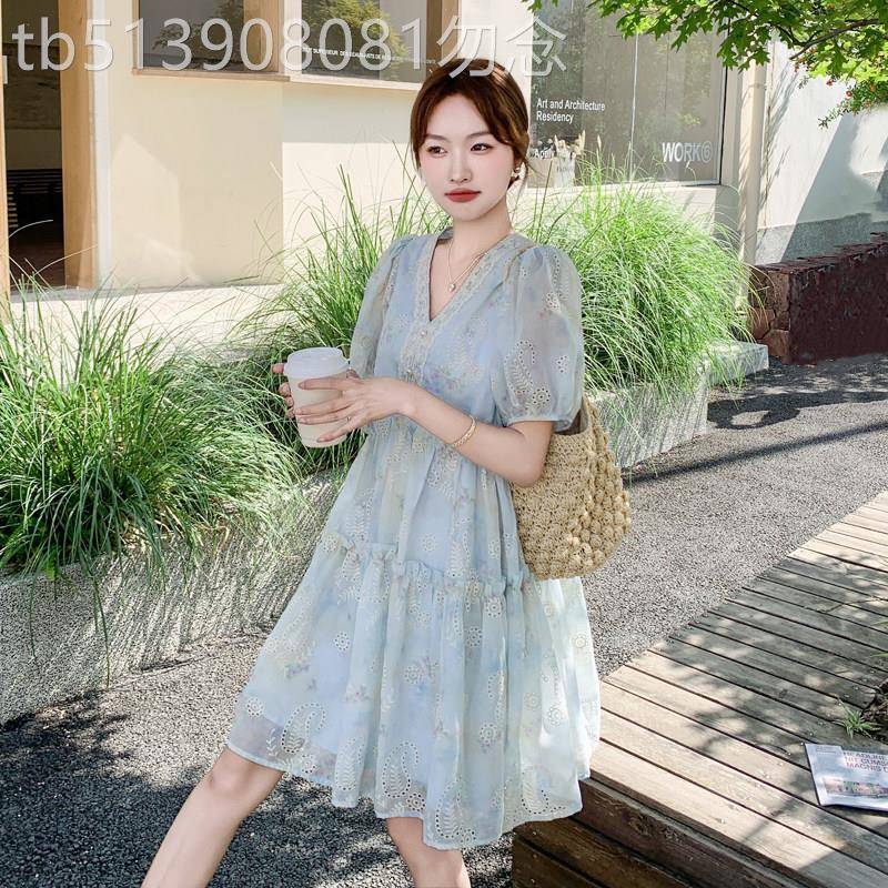 蓝色刺绣碎花洋装女2026新款夏季漂亮法式V领泡泡袖褶皱娃娃裙