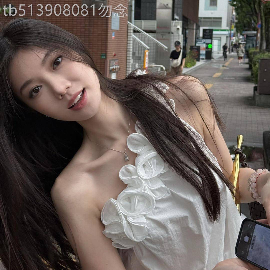 法式白色立体花朵露肩上衣女2025夏季新款巨好看今年流行无袖小衫